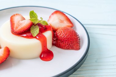 taze çilek - sağlıklı yemek ve tatlı ile yoğurt puding