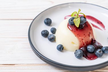 yoğurt puding taze yaban mersini - sağlıklı yemek ve tatlı ile