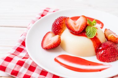 taze çilek - sağlıklı yemek ve tatlı ile yoğurt puding