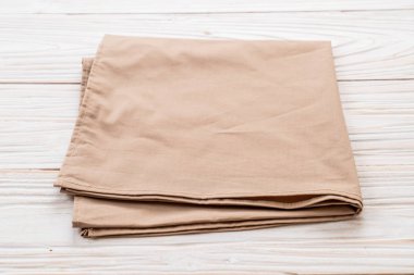 ahşap arka plan üzerinde mutfak bezi (peçete)