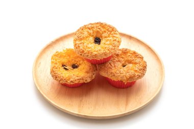 kabarık ve sünger kek beyaz arka plan üzerinde izole