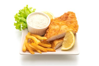 Beyaz arkaplanda balık ve cips izole