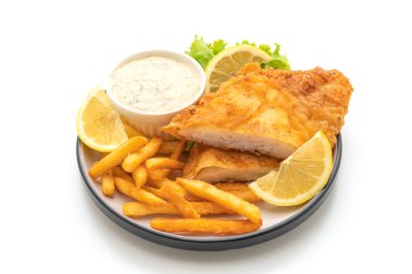 Beyaz arkaplanda balık ve cips izole