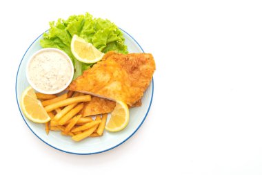 Beyaz arkaplanda balık ve cips izole