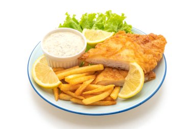 Beyaz arkaplanda balık ve cips izole
