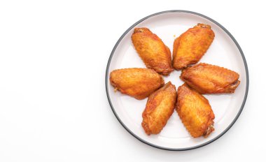 Beyaz arka plan üzerinde izole Barbekü tavuk kanadı