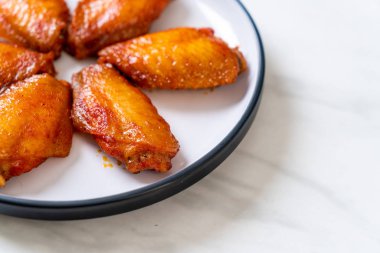 Barbekü tavuk kanadı sosu ile