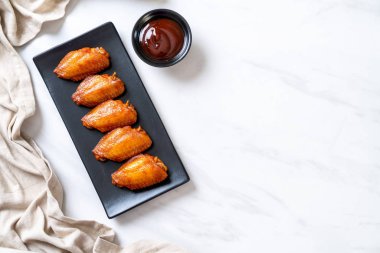 Barbekü tavuk kanadı sosu ile