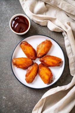 Barbekü tavuk kanadı sosu ile