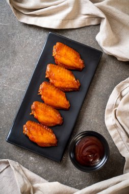 Barbekü tavuk kanadı sosu ile