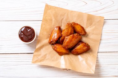 Barbekü tavuk kanadı sosu ile