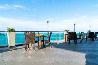 boş veranda sandalye ve masa deniz görünümü arka plan ile