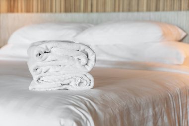 Otel ve tatil yatakta üzerinde beyaz havlu