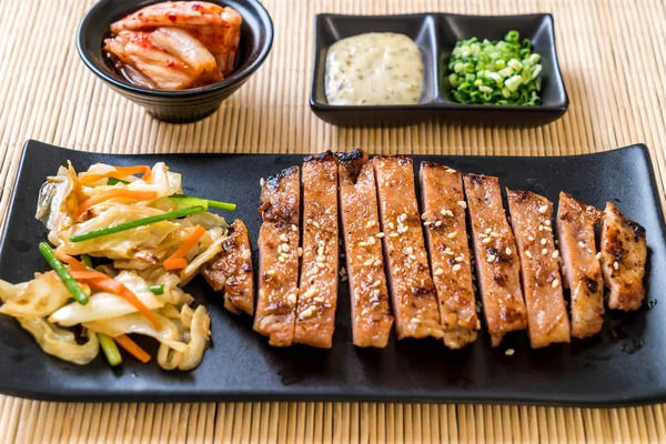 Filete Cerdo Rebanado Parrilla Con Verduras Estilo Asiático —  Fotos de Stock