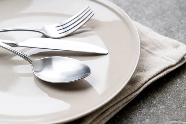boş tabak kaşık çatal ve bıçak masada