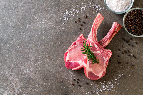 свежая свиная отбивная сырая с ингредиентом
