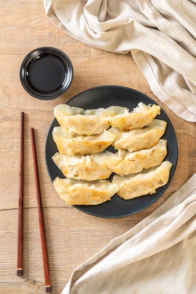 日本饺子或饺子配酱油 — 图库照片