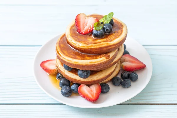 Souffleurpfannkuchen Mit Frischen Blaubeeren Frischen Erdbeeren Und Honig — Stockfoto