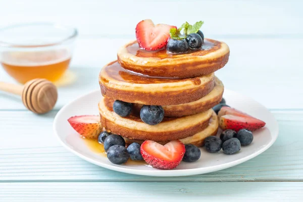 舒芙蕾煎饼 新鲜的蓝莓 新鲜的草莓和蜂蜜 — 图库照片