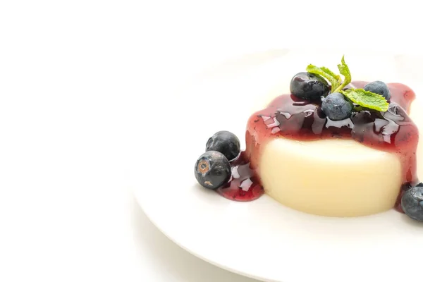 Joghurtpudding Mit Frischen Blaubeeren Isoliert Auf Weißem Hintergrund — Stockfoto