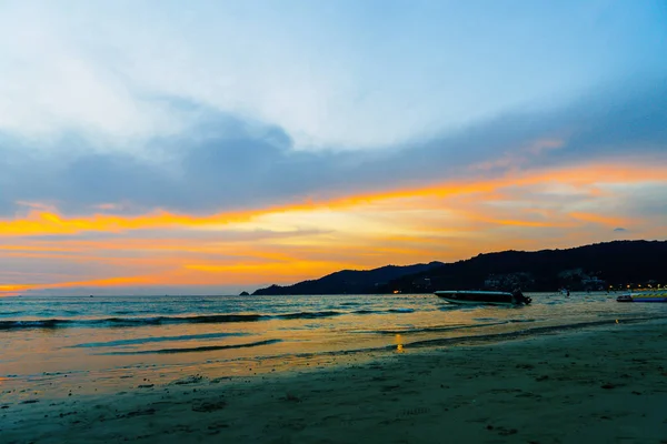 Τροπική Παραλία Ηλιοβασίλεμα Και Όμορφο Ουρανό — Φωτογραφία Αρχείου