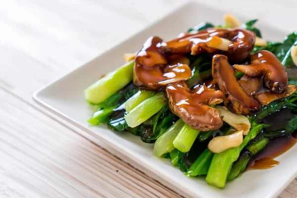 Sarımsaklı istiridye soslu kızarmış Hong Kong Kale heyecan