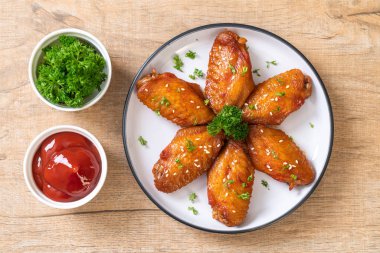 Beyaz susamlı ızgara tavuk kanadı.