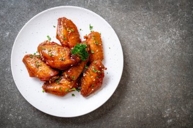 Beyaz susamlı ızgara tavuk kanadı.