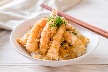 kızarmış karides tempura üzerinde beyaz surat - Japon yemekleri stil tepesinde