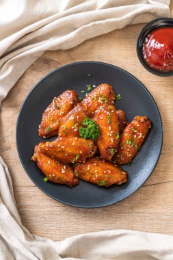 Beyaz susamlı ızgara tavuk kanadı.