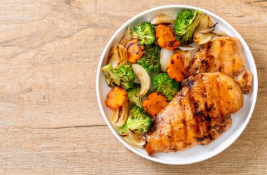 çukurunu tavuk göğsü biftek sebze (brokoli, havuç, soğan ile)