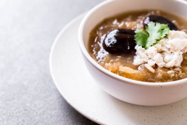 Yengeç kase kırmızı et suyu çorbası kızarmış balık Maw