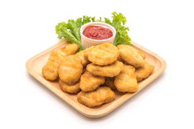 Beyaz arka plan üzerinde izole soslu tavuk nuggets