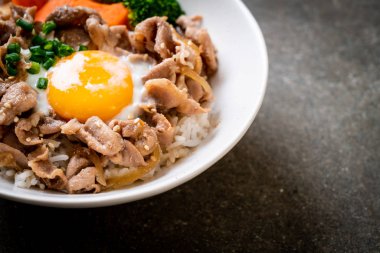 Donburi, domuz eti Pilav kasesi onsen yumurta ve sebze - Japon gıda tarzı