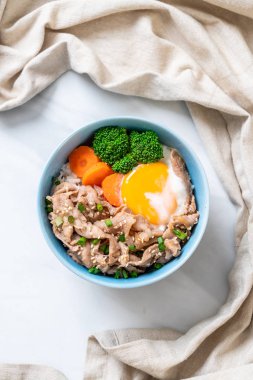 Donburi, domuz eti Pilav kasesi onsen yumurta ve sebze - Japon gıda tarzı