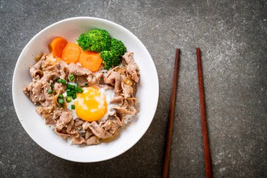 Donburi, domuz eti Pilav kasesi onsen yumurta ve sebze - Japon gıda tarzı