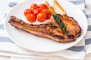 domuz eti biftek plaka üzerinde