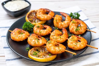 Limon - deniz ürünleri tarzı ile ızgara kaplan karides şiş