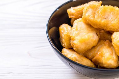 Soslu tavuk nugget, sağlıksız yemek.