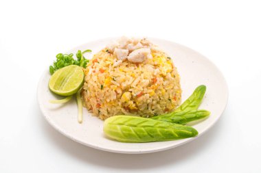 Beyaz arka plan üzerinde izole Yengeç kızarmış pilav