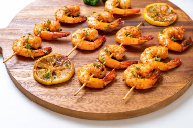 Limon - deniz ürünleri tarzı ile ızgara kaplan karides şiş