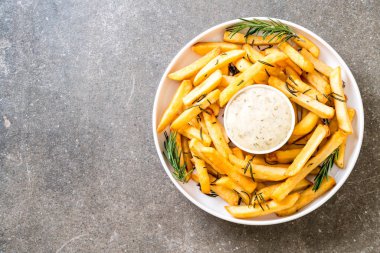 Soslu patates kızartması - sağlıksız yemek.