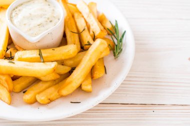 Soslu patates kızartması - sağlıksız yemek.