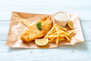 Balık ve patates kızartması. Sağlıksız yiyecekler.