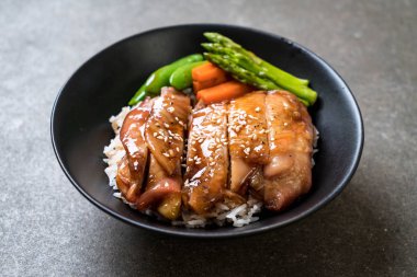 Teriyaki tavuk pilav kasesi - Asya gıda tarzı