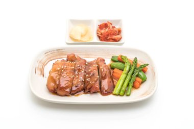 Beyaz arka plan üzerinde izole teriyaki chiciken biftek