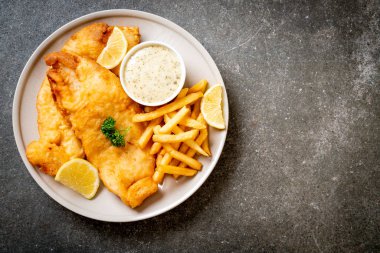 Balık ve patates kızartması. Sağlıksız yiyecekler.