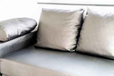 Modern kanepe oturma odasında dekorasyon