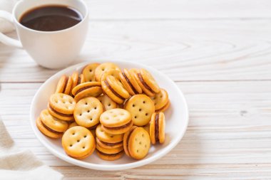 Hindistan cevizli bisküvi ve ananas reçeli.