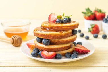 taze yaban mersini, taze çilek ve bal ile sufle gözleme